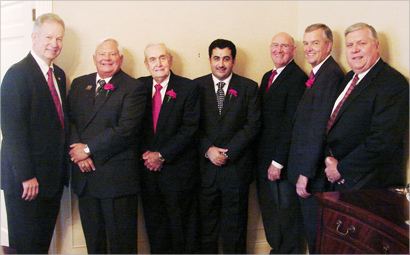 انس الرشيد متوسطا مديري واساتذة جامعة اركنساس الاميركية