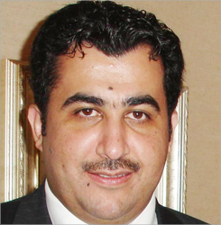 انس الرشيد متوسطا مديري واساتذة جامعة اركنساس الاميركية