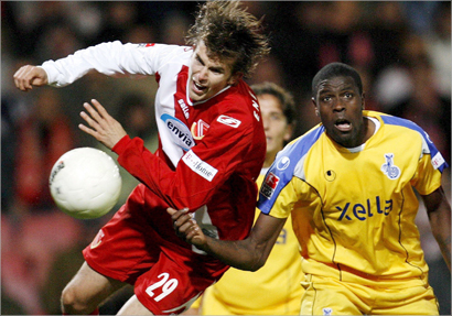 u062fu064au0646u064au0633 u0633u0648u064au0631u0646u0633u064au0646 u064au0635u0627u0631u0639 u0645u0646 u0623u062cu0644 u0627u0642u062au0646u0627u0635 u0627u0644u0643u0631u0629 u0645u0646 u0644u0627u0639u0628 u062fu0648u064au0633u0628u0648u0631u063a  (u0627 u0628)