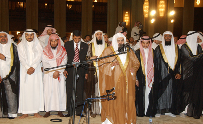 السديس يؤم المصلين في المسجد الكبير  (تصوير علي السالم)