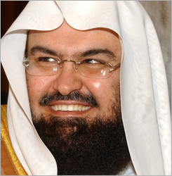 السديس يؤم المصلين في المسجد الكبير  (تصوير علي السالم)