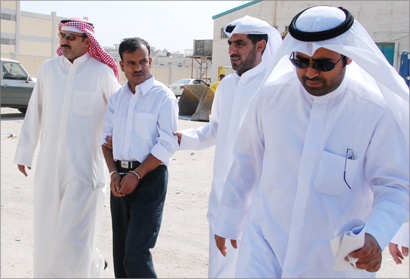 رونو ادهار مكبلا بالاصفاد الى مسرح جريمته بحضور رجال ا لنيابة  (تصوير دانيال هلال)