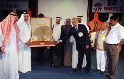 u0627u0644u0628u062fu0627u062d u0648u0642u062fu0627u0645u0649 u0627u0644u0639u0627u0645u0644u064au0646 u0641u064a u0627u0644u0634u0631u0643u0629 u064au0643u0631u0645u0648u0646 u0627u0644u0647u0627u062cu0631u064a u0628u062du0636u0648u0631 u0627u0644u0633u0641u064au0631 u0627u0644u0647u0646u062fu064a u0644u062fu0649 u0627u0644u0643u0648u064au062a                 (u062au0635u0648u064au0631 u0646u0648u0631 u0647u0646u062fu0627u0648u064a)