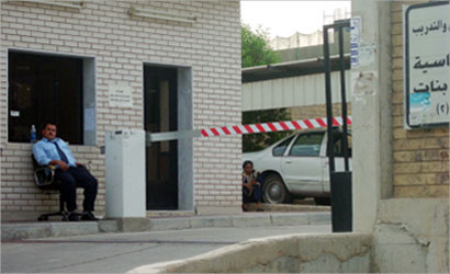 حارس أمن أمام غرفته