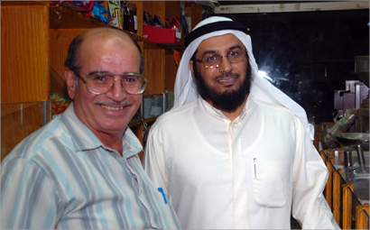 مع الزميل معد الصفحة      (تصوير أحمد عماد) 