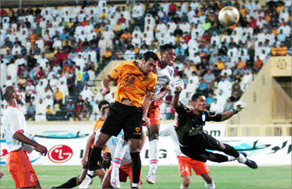 u0641u0627u064au0632 u0628u0646u062fu0631 u064au062du0627u0648u0644 u062au0633u062fu064au062f u0643u0631u0629 u0628u0631u0623u0633u0647 u0628u0645u0634u0627u0631u0643u0629 u0639u0635u0627u0645 u0641u0627u064au0644 u0648u0634u0647u0627u0628 u0643u0646u0643u0648u0646u064a u064au0637u064au0631 u0641u064a u0627u0644u0647u0648u0627u0621    (u062au0635u0648u064au0631 u062cu0644u0627u0644 u0645u0639u0648u0636)    