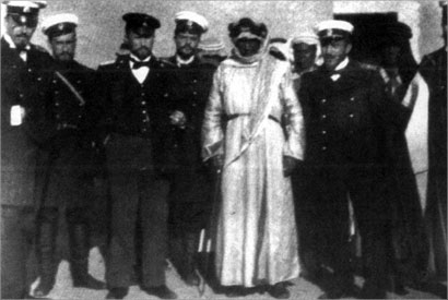 الشيخ مع ضباط السفينة الروسية «فرياج» عام 1901
