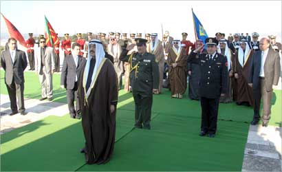 ناصر المحمد خلال زيارته ضريح الجندي المجهول في ألبانيا