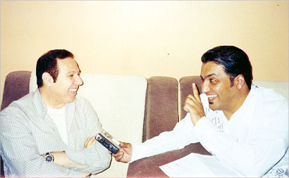 محمود أنور مع الزميل علي الشمري