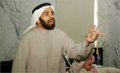 عبدالعزيز الشايجي متحدثاً في جلسة المجلس البلدي أمس وبدا عسكر العنزي يطلب الحديث                      (تصوير أسعد عبدالله)