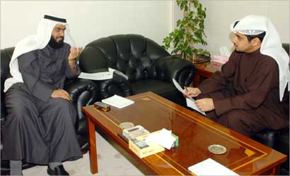 عكاش يتحدث إلى الزميل داهم القحطاني  (تصويرموسى عياش)