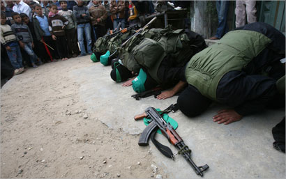 u0645u0633u0644u062du0648u0646 u0645u0646 u00abu062du0645u0627u0633u00bb u064au0624u062fu0648u0646 u0627u0644u0635u0644u0627u0629 u0641u064a u062fu064au0631 u0627u0644u0628u0644u062d u0627u0645u0633  (u0627u0641 u0628)