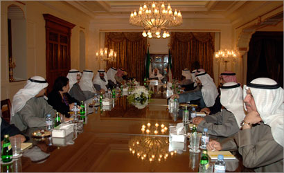 الأمير مترئسا اجتماع مجلس الوزراء في دار سلوى أمس