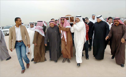 نعش الفقيد يوسف العليان محمولا على الاكتاف  (تصوير جلال معوض)