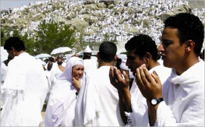 جنسيات مختلفة وجهاً لوجه في مناسك الحج