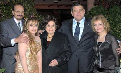 معتز مع عروسته وماما «نونة» ووالدي مها