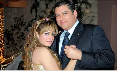 معتز مع عروسته وماما «نونة» ووالدي مها