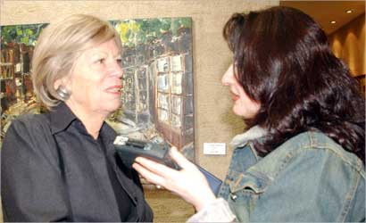 سابيني ل. برونكهورست تتحدث للزميلة هيفاء النجار     (تصوير مرهف حورية)