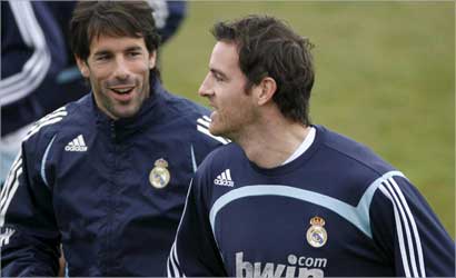 الألماني ميتسلدر والهولندي فان نيستلروي خلال تدريبات ريال مدريد امس استعدادا للقاء فياريال اليوم (اي. بي. ايه)