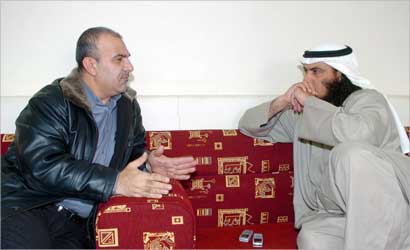 البذالي متحدثاً الى الزميل يوسف علاونة   (تصوير نور هنداوي)