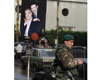 u062cu0646u062fu064a u0644u0628u0646u0627u0646u064a u0623u0645u0627u0645 u0644u0627u0641u062au0629 u0643u0628u064au0631u0629 u0644u0644u0631u0626u064au0633 u0627u0644u062du0631u064au0631u064a u0645u0639 u0646u062cu0644u0647 u0633u0639u062f u0641u064a u0628u064au0631u0648u062a            (u0627 u0641 u0628)