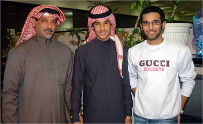 مع والده وشقيقه في «الراي»  (تصوير علي السالم)