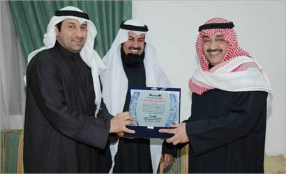 u062cu0627u0633u0645 u0627u0644u062eu0631u0627u0641u064a u064au062au0633u0644u0645 u062fu0631u0639u0627 u062au0630u0643u0627u0631u064au0629 u0645u0646 u0637u0627u0631u0642 u0633u0627u0644u0645 u0628u062du0636u0648u0631 u062eu0627u0644u062f u0627u0644u0634u0644u064au0645u064a