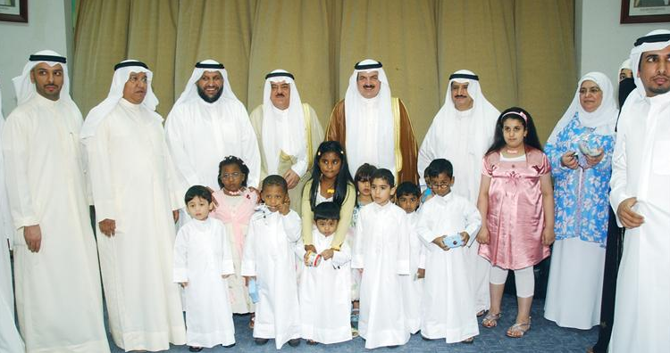 وزير الشؤون متوسطا عددا من أطفال دور الرعاية