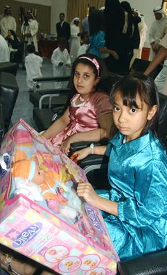 طفلتان تحملان هديتيهما			(تصوير علي السالم)