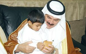 الدويلة معايدا أحد الأطفال