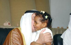 ... ويطبع قبلة على خد طفلة