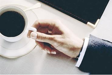 الناس حائرون يتهامسون يتساءلون عن شرب القهوة