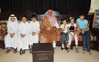 جالسا بين أحفاده