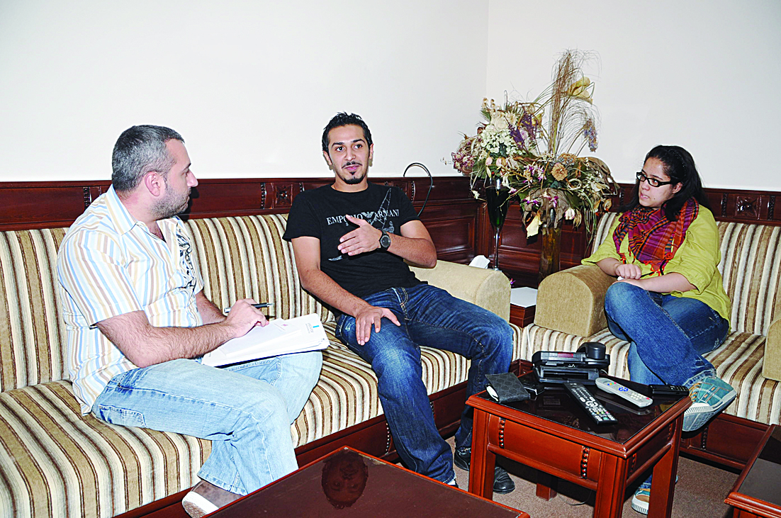 حمد متحدثا الى الزميلين ايلي خير الله و شوق الخشتي