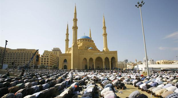 u0645u0635u0644u0648u0646 u064au0624u062fu0648u0646 u0635u0644u0627u0629 u0627u0644u062cu0645u0639u0629 u062eu0627u0631u062c u0645u0633u062cu062f u0645u062du0645u062f u0627u0644u0623u0645u064au0646 u0641u064a u0648u0633u0637 u0628u064au0631u0648u062a u0623u0645u0633t (u0631u0648u064au062au0631u0632)