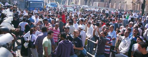 الجموع التي احتشدت خارج المحكمة