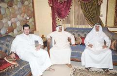 مع أخيه منصور الخزيم وابنه فيصل