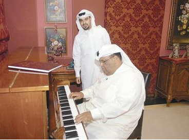 بلبل الخليج اختلى بالعزف على آلة البيانو