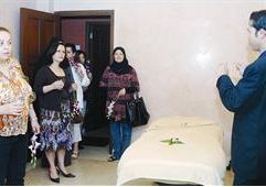 بعض الحضور في جولة بـ «السبا» 