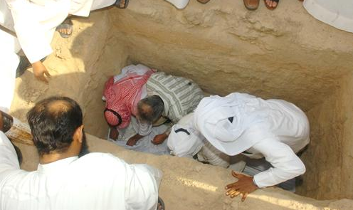 لحظة انزال جثمان المرحوم علي المفيدي إلى القبر	 (تصوير زكريا عطية)