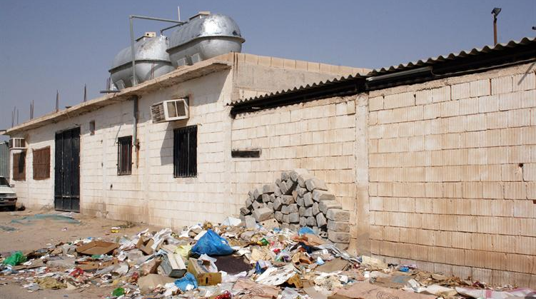 ركام أمام أحد المنازل