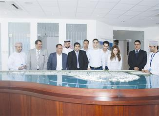 فريق عمل «موج مسقط» مع الوفد الصحافي العربي