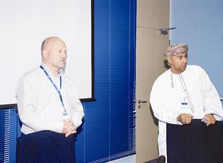 الرئيس التنفيذي سميث ونائبه الشيدي يقدمان عرضاً عن المشروع للصحافيين