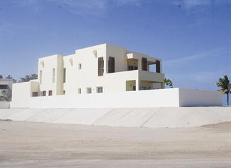 احدى الفلل الواقعة مباشرة على شاطئ البحر