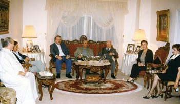 مع الأصدقاء في منزله