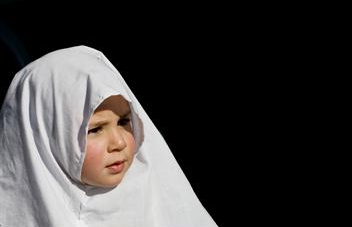 u0637u0641u0644u0629 u0641u0644u0633u0637u064au0646u064au0629 u062au0646u062au0638u0631 u0628u062fu0621 u0627u0644u0635u0644u0627u0629 u0642u0631u0628 u0645u0646u0632u0644u0647u0627 u0641u064a u0645u0646u0637u0642u0629 u0627u0644u0634u064au062e u062cu0631u0627u062d u0641u064a u0636u0648u0627u062du064a u0627u0644u0642u062fu0633t (u0627 u0628)r