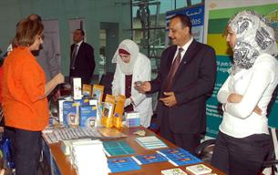 ... وتوزيع بورشورات توعوية 	(تصوير نور هنداوي)