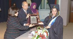 ميمونة الصباح تسلم طالبة شهادتها	(تصوير زكريا عطية)