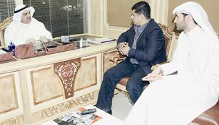 المطيري متحدثا إلى الزميلين رضا السناري وأحمد خميس 