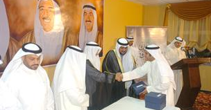 ثامر العلي والمشعان يكرمان أبناء واحفاد الشهداء